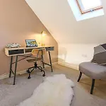 Stylish House With Smart Tvs And Netflix, Fast Wifi, Free Parking And Garden By Yoko Property