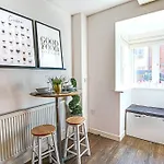 Stylish House With Smart Tvs And Netflix, Fast Wifi, Free Parking And Garden By Yoko Property