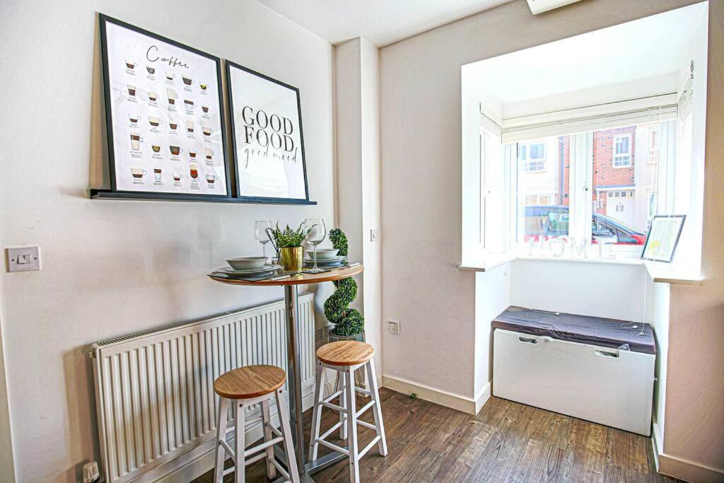 Holiday home Stylish House With Smart Tvs And Netflix, Fast Wifi, Free Parking And Garden By Yoko