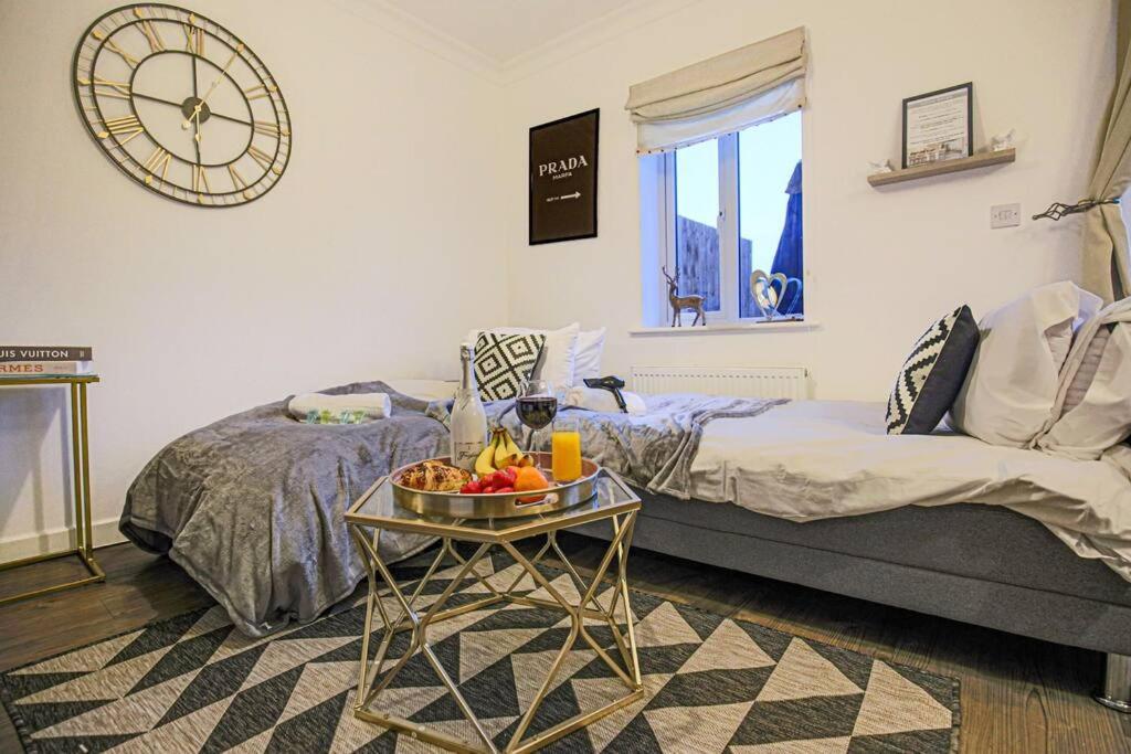 Stylish House With Smart Tvs And Netflix, Fast Wifi, Free Parking And Garden By Yoko * Milton Keynes