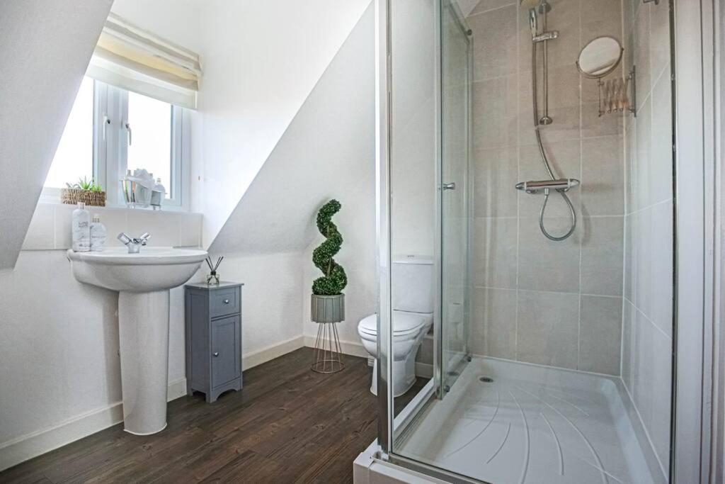 Stylish House With Smart Tvs And Netflix, Fast Wifi, Free Parking And Garden By Yoko Holiday home