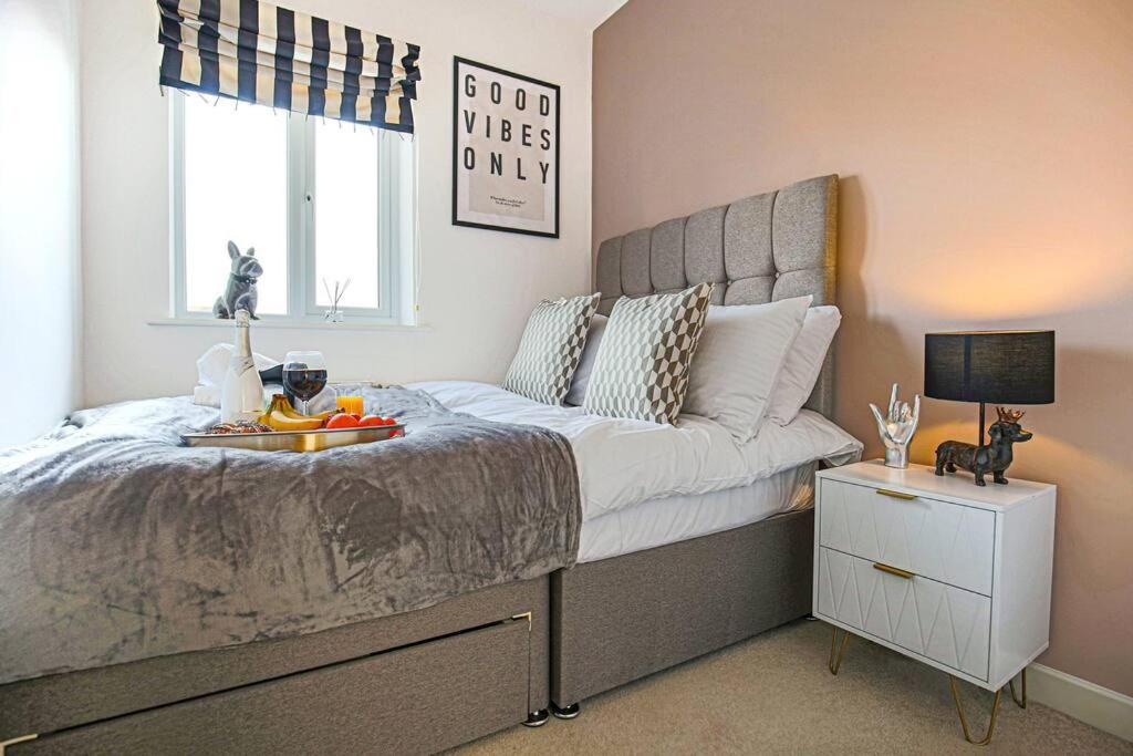 Holiday home Stylish House With Smart Tvs And Netflix, Fast Wifi, Free Parking And Garden By Yoko *
