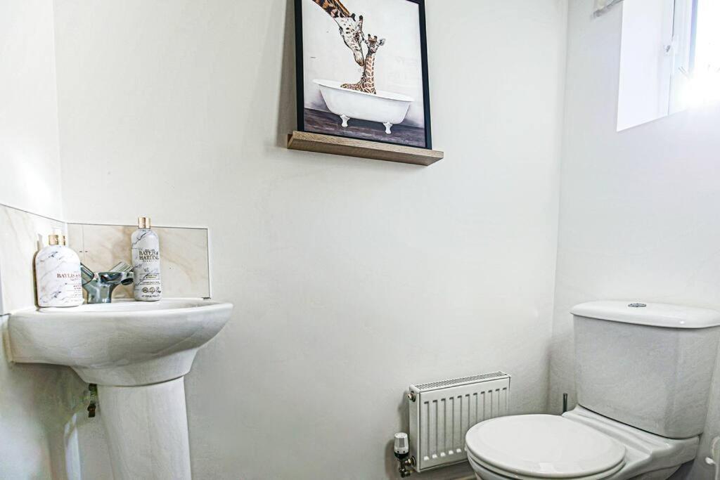 Stylish House With Smart Tvs And Netflix, Fast Wifi, Free Parking And Garden By Yoko Holiday home Milton Keynes