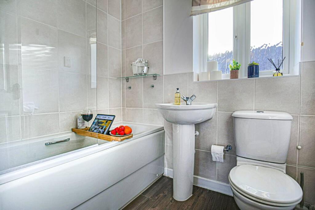 Stylish House With Smart Tvs And Netflix, Fast Wifi, Free Parking And Garden By Yoko *
