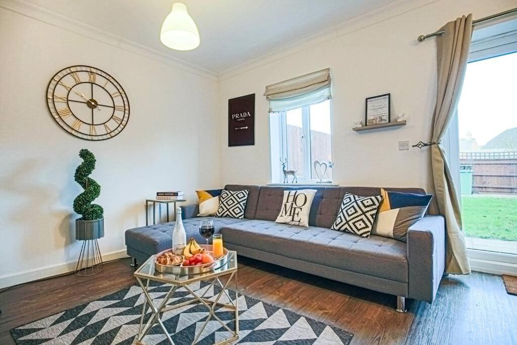 Stylish House With Smart Tvs And Netflix, Fast Wifi, Free Parking And Garden By Yoko Milton Keynes