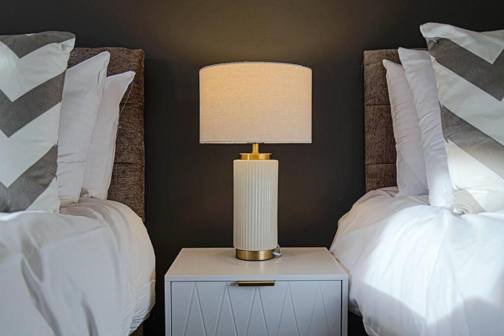 Holiday home Stylish House With Smart Tvs And Netflix, Fast Wifi, Free Parking And Garden By Yoko *