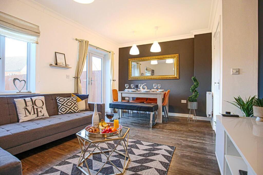Stylish House With Smart Tvs And Netflix, Fast Wifi, Free Parking And Garden By Yoko Milton Keynes