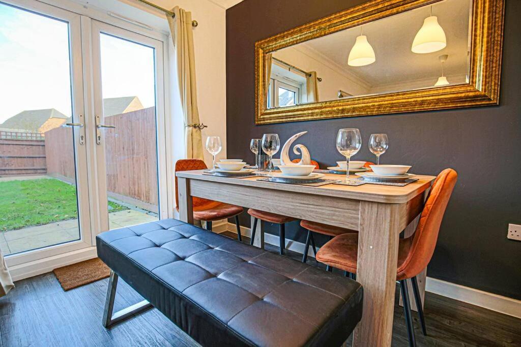 Stylish House With Smart Tvs And Netflix, Fast Wifi, Free Parking And Garden By Yoko Milton Keynes