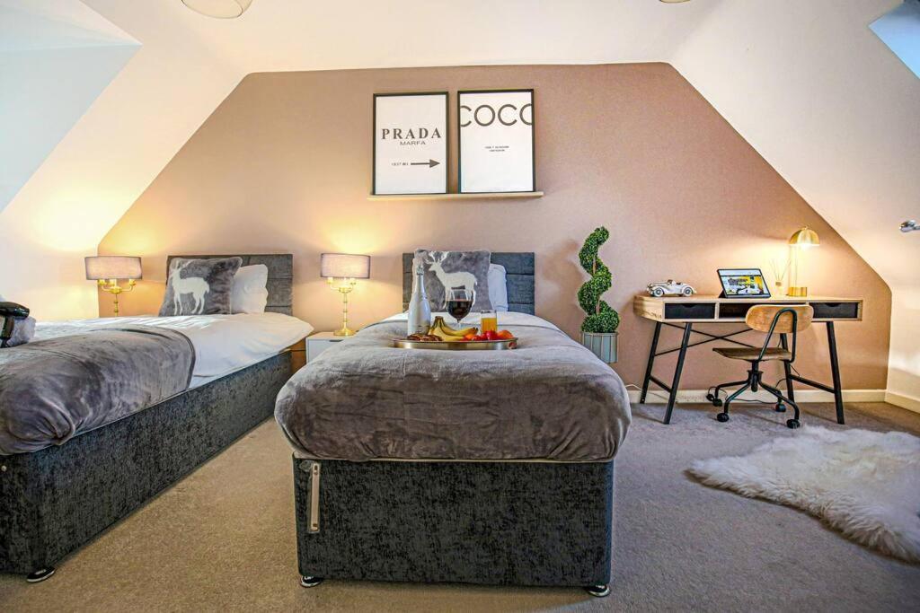 Stylish House With Smart Tvs And Netflix, Fast Wifi, Free Parking And Garden By Yoko Milton Keynes